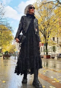 Carmen Gimeno, Midlife Fashion, Casual Chique, Advanced Style, Rocker Style, 60 Fashion, Over 50 Womens Fashion, All Black Outfit, Fashion Over 50