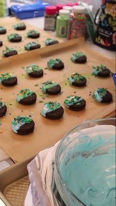 CHOCOLATE DIPPED OREOS / DINOSAUR PARTY IDEAS #shorts Dinosaur Party Treats, Dinosaur Oreos, Dino Chocolate Covered Oreos, Birthday Dipped Oreos, Dinosaur Egg Rice Krispie Treats, Dino Themed Food Dinosaur Snacks, Chocolate Dipped Oreos Birthday, Chocolate Dipped Oreos, Dipped Oreos