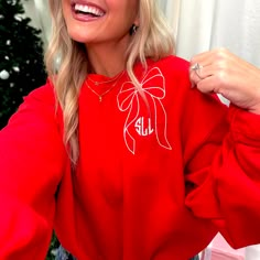 If you like bows, you will LOVE this classic and cute Monogrammed Sweatshirt! Cricut Sweatshirt, Cricut Sweatshirt Ideas, Monogrammed Sweatshirt, Sweatshirt Ideas, United Monograms, Preppy School, School Sweatshirts