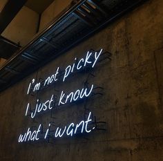 graffiti on the side of a building that says i'm not picky just know what i want