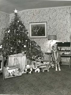 Lovely Vintage Photos Show the Happiness of Children on Christmas Morning ~ Vintage Everyday Christmas Pictures Vintage, Old Time Christmas, Vintage Christmas Photos, Ghost Of Christmas Past, Vintage Christmas Images, Old Christmas, Office Christmas, Old Fashioned Christmas, Antique Christmas