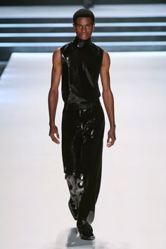 Mens Fashion Show Runway, Fall 2023 Menswear, Black Runway, 2023 Menswear Fashion Show, Model Runway, Runway Outfits, Nyfw Street Style, Menswear Fashion Show, Futuristic Fashion