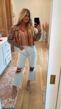 Casual Outfit For Fall, Western Palazzo Pants Outfit, Cute December Outfits Casual, Bellbottoms Outfits Crop Tops, Strong Outfits For Women, Cute Stylist Outfit, Ae Flare Jeans Outfit, Spring Country Outfits Women, Trendy Womens Outfits 2023