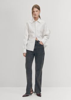 Camisa blanca con lazo en la espalda y aberturas
Enfocados en el lado delicado de las camisas, hemos diseñado la blusa Sugar. Confeccionada en algodón orgánico 100%, tiene todas las características de una camisa de botones clásica con la adición de lazos en la espalda y aberturas en las mangas. Al usarla, déjala por fuera para lucir cómo se recoge por detrás en la parte baja de la espalda. Brown Leather Sneakers, Black Leather Ballet Flats, Vegan Boots, Tie Shirt, Leather Ballet Flats, Cut Shirts, Winter Sale, Grey Leather, Low Back