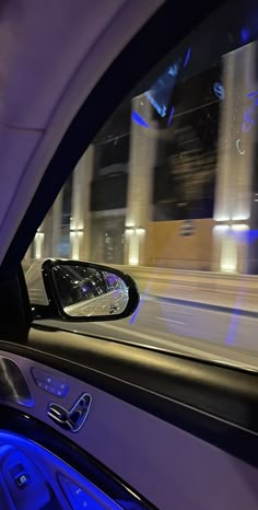 a car's side view mirror is shown in the passenger seat