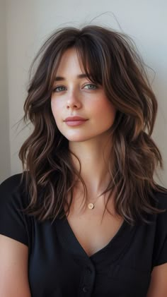 Discover minimalist marvels with chic hairstyles in 2024. Explore looks that celebrate simplicity while exuding sophistication, ensuring you make a statement with understated elegance. Layered Hair With Bangs, Bangs With Medium Hair, Wavy Haircuts, Haircuts For Wavy Hair, Midlength Haircuts, Chic Hairstyles, Long Layered Hair, Medium Hair Cuts, Shoulder Length Hair