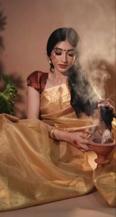 South Indian Photoshoot Traditional, Sanatan Women, Bengali Woman Aesthetic, Saree Back Photoshoot, Vintage Bengali Aesthetic, Alta Hands, Bengali Saree Photoshoot, Bengali Photoshoot In Saree, South Indian Look Saree