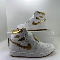 Nike Air Jordan 1 Retro Hi Og All Sneakers Are Brand New And 100% Authentic Box May Include Damages Such As Rips,Tears,Stains Style #: Fd2596-107 Color: White/Metallic Gold Condition: New With Box. 100% Authentic Guaranteed Quince Heels, Nike Air Force 2, Off White Jordan 1, Custom Jordan Shoes, Popular Nike Shoes, Shoe Hacks, Shoes Hack, Pretty Sneakers, Shoes Streetwear