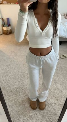 Material: Women's wide leg sweatpants is made of 95% polyester and 5% spandex, comfortable and elastic. The fabric with thickness and texture adds a touch of warmth to the cool autumn. Features: Fall casual baggy joggers pants for women, high waisted, drawstring and elastic design, relaxing your waist, making you comfortable all day, and making you happy in life. Design: The wide legs design makes this casual pants more fashionable, while the solid color makes the overall pants more concise and refreshing. It is a simple and wise design. Cute Lounge Outfits, Outfit Inspo Casual, Trendy Outfits For Teens, Cute Lazy Day Outfits, Lazy Day Outfits, Cute Preppy Outfits, Cooler Look, Cute Comfy Outfits, Simple Trendy Outfits