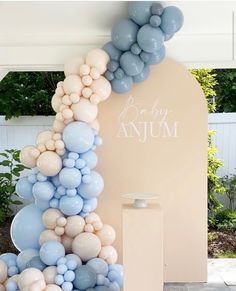 balloons are arranged in the shape of an arch