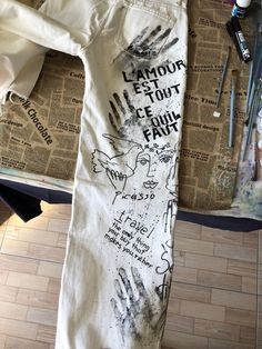 Painted White Jeans, Graffiti Pants, Style White Jeans, Diy Pants, Painted Clothes Diy, Denim Art, Painted Jacket, Aesthetic Content, Diy Clothes Design