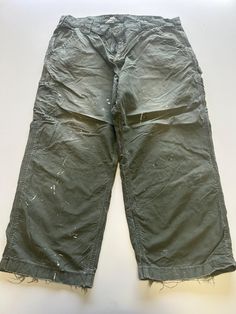 Mens Carhartt Baggy Carpenter Workwear Trouser / Pants 1990s vintage  Baggy Fit  Zip Fly  Green Waist 38 inch Leg Length 25 inch **Sizes are exact measurement of the jean and may differ from the tag size** Please note due to the nature of these being workwear jeans there will be cool signs of fraying / paint and fading marks. All adding to the character of the piece** Item in great workwear condition overall Pantalon Carhartt, Mens Carhartt, Workwear Jeans, Workwear Trousers, Christmas Deals, Trouser Pants, Baggy Fits, Favorite Outfit, Mens Jeans