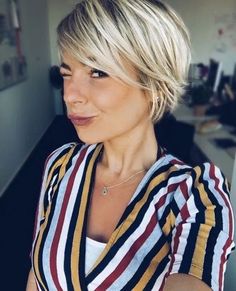 Coiffures et coupes courtes : et si on coupait tout pour la... - Grazia.fr Haircuts Cute, Latest Short Haircuts, Hairstyles And Haircuts, Short Bob Haircuts, Short Blonde, Short Blonde Hair, Haircuts For Women, Short Bob Hairstyles, Older Women Hairstyles