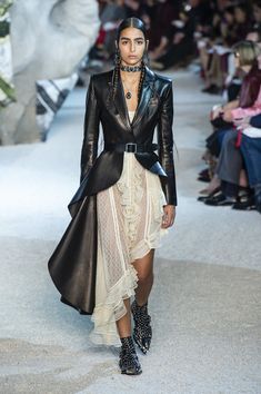 Alexander McQueen at Paris Fashion Week Spring 2019 - Runway Photos Mcqueen Runway, Looks Chic, Black Leather Jacket, Looks Style, Mode Inspiration, Fashion Week Spring, Gothic Fashion