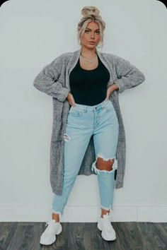 Over Sizes Tshirts Outfits, Grey And Black Cardigan Outfit, Casual Outfits To Wear To Work, Working Mom Style Clothes, Grey And White Cardigan Outfit, Leggings Outfit Cardigans, Long Cardigan Outfit Midsize, Cold Night Out Outfit Casual, Over Sized Cardigan Outfits