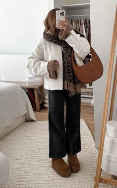 Comfy Xmas Outfits, Fall Fits Aesthetic 2024, Uggs Fall Outfit, Holiday Sweaters, Skandinavian Fashion, Cozy Fall Outfits, Stylish Suit, Cold Outfits