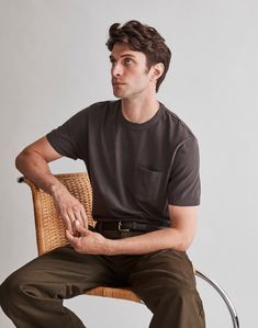 With sleeves that hit at just the right spot on the biceps, our signature pocket tee nails the not-too-big, not-too-tight thing. Made of ringspun cotton-blend jersey, this garment-dyed crewneck feels broken-in from the jump (and gets even softer with each wash).Regular fit.Body length: 28 1/2".Cotton.Do Well: By buying cotton products from Madewell, you're supporting our investment in Better Cotton's mission to help cotton communities survive and thrive while protecting and restoring the environ Mens Academic Style, Mens Indie Style, Everyday Outfits Men, Men T Shirt Outfit, Madewell Shirts, Shirt Outfit Men, Gerson, Fit Body, Tshirt Outfits