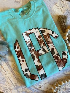 These cowhide monogram tshirts are so cute!  Monograms will be applied in the order provided at checkout. I'm not going to change the order you give me, so please give me the initials exactly how you want them on the shirt.  Most monograms are written in first, LAST, middle order. So Allison Belle Carson's monogram would be aCb. Monogram Shirt Ideas, Vinyl Shirt Designs, Western Monogram, Monogram Tshirt, Cow Shirts, Boutique Crafts, Craft Boutique, Monogram Shirt, Monogram Ideas