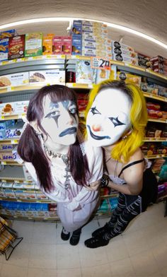 Duo Clown Costumes, Photoshoot Ideas Two People, Halloween Poses Photo Ideas, Alt Halloween Costumes, Clown Photoshoot, Creepy Clown Makeup, Unconventional Makeup, Clown Face Paint