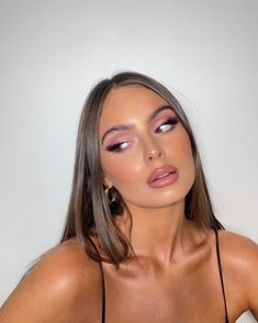 Creamy Makeup Look, Plouise Makeup Academy Looks, Makeup For Magenta Dress, Vanilla Makeup Look, Bronzed Glam Makeup, Pink Makeup Looks Simple, Rodeo Makeup Ideas, Glittery Makeup Ideas, Brunch Makeup Ideas