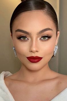 Wedding Makeup Looks For Bride Red Lips, Simple Makeup With Red Lips, Bride Red Lipstick Bridal Makeup, Makeup Looks To Wear With Red Dress, Makeup Looks For Black Dress Red Lips, Parisian Make Up Look, Bridal Make Up Red Lipstick, Simple Makeup Red Lips, Red Lips Eye Makeup