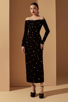 Elegant Midi Dresses With Sleeves, Christmas Gown, Velvet Off-shoulder Party Dress, Elegant Off-shoulder Velvet Party Dress, Luxury Elegant Velvet Midi Dress, Luxury Chic Midi-length Velvet Dress, Cozy Christmas Outfit, Luxury Black Off-shoulder Midi Dress, Christmas Outfit Inspiration