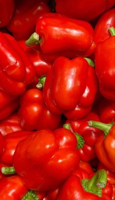 a pile of red peppers sitting next to each other