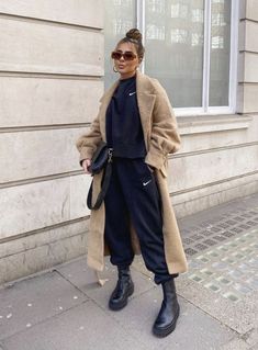 Joggers Outfit, Neue Outfits, Looks Street Style, Street Style Winter, Camel Coat, Mode Inspo