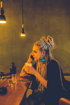 berlin: girl at the bar Dread Braids For Women, Hippy Hair, Dread Braids, Dreads Girl, Hippie Hair, Synthetic Dreads, Dread Hairstyles, Hair Affair, Dreadlock Hairstyles