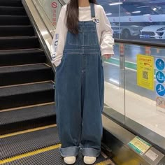 Outfits For People With A Tummy, How To Style Dungarees, Salopette Outfit, Overalls Outfit Aesthetic, Overalls Cute, Moda Grunge, Cute Overalls, Outfit Oversize, Funny Asf