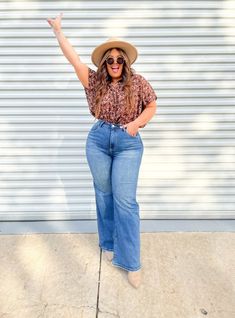 Wide Leg Jeans Outfit Plus Size, High Waisted Wide Leg Jeans Outfit, Boho Plus Size Outfits, Flair Jeans Outfit, Flare Outfit, Outfits Gorditas, Wide Leg Jeans Outfit, Winter Fashion Outfits Casual, Curvy Women Jeans