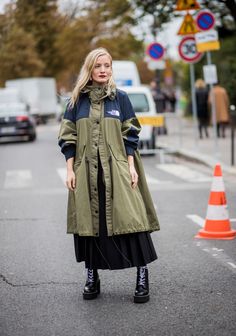 Oversize Outfits to Wear This Fall Oversized Outfit Ideas, Kate Foley, Oversize Outfits, Gorpcore Fashion, Parka Outfit, Flannel Shirt Outfit, Oversize Outfit, Oversized Parka, Oversized Outfit