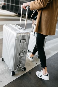 Rimowa Airport, Airport Luggage Picture, Travel Aesthetic Airport Luggage, Celebrity Luggage Suitcases, Rimowa Luggage Celebrities, Luggage Aesthetic, Classy Airport Outfit, American Street Fashion, Rimowa Luggage