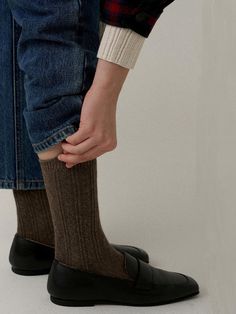 Composition : 73% Wool, 18% Polyester, 9% PolyurethaneColor : White, melange grey, melange brownCountry of Origin : Republic of Korea Wool Tights, Skirt Wool, Cozy Socks, Long Socks, Knit Pattern, Deep Colors, Ankle Socks, Knit Socks, Knit Patterns