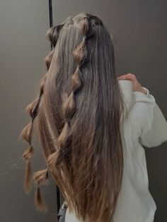 Cute Longhair Style, Brown Hair Aesthetic Hairstyle, Hair Styles For Long Hair Brown, Aesthetic Hairstyles Brunette, Long Brown Hair Styles Hairdos, Long Brown Hair Outfits, Cute Long Brown Hairstyles, Brown Hair Esthetics, Hairstyle For Wavy Hair Girl