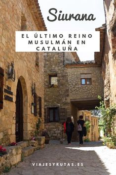 two people walking down an alley way with text overlay that reads, el ulito rino museum en cataluna