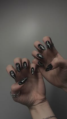 Black and silver nails Silver Black Nails Acrylic, Nails Black Metallic, Almond Nails Black And Silver, Black Nails Silver Chrome, Black Silver Almond Nails, Chrome Black Nails Designs, Black Nails Chrome Design, Black And Silver Metallic Nails, Black Rock Nails