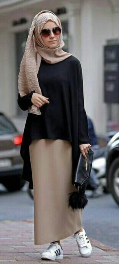 Hijab fashion Wearing Hijab, Estilo Hijab, Tokyo Street Fashion, Hijab Trends, Beige Skirt, Casual Hijab Outfit, Muslim Fashion Hijab