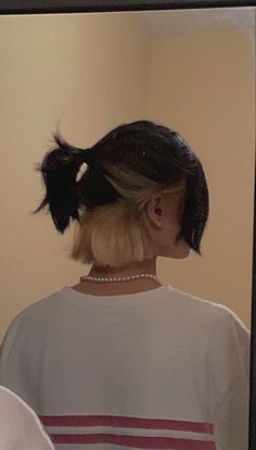 Bleached Undercut, Undercut Dyed Hair, Short Alt Hair, Fesyen Rambut Pendek, Hair Horns, Short Dyed Hair, Short Grunge Hair, Hair Color Underneath, Peekaboo Hair