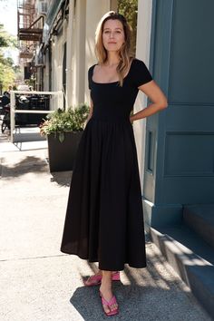 Inspired by our bestselling Clara Dress, Sierra is a timeless warm weather favorite that flatters all shapes. A fitted, mid-stretch bodice in supportive European ponte couples with a voluminous a-line skirt in 100% European cotton. Ballerina-length, Sierra offers an effortless silhouette that feels both flowy and structured at once with a side zip for easy on/off and, yes, pockets! Also available in off white, with a lined skirt.[SPLIT] Maritza is 5'9.5" (177 cm) tall, wearing size XS. Nane is 5 Mid Black Dress, Timeless Dresses Casual, Late Summer Wedding Guest Outfit, European Fashion Women, Piano Dress, Gothic Cottagecore, Black Summer Dress, Black Cotton Dress, Cotton Summer Dress