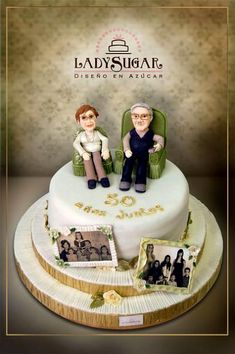 a cake with two people sitting on top of it and the words lady sugar written in spanish