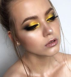 Yellow and black eyeshadow makeup Smokey eye look ✨��✨ Black Eyeshadow Makeup, Yellow Eye Makeup, Smokey Eye Look, Yellow Makeup, Yellow Eyeshadow, Gold Eye Makeup, Makeup Order