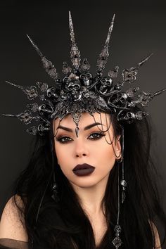 Black Goddess Crown, Evil Queen Hairstyles, Vampire Queen Aesthetic, Evil Crown, Evil Queen Aesthetic, Mira Shards, Evil Queen Crown, Skull Crown