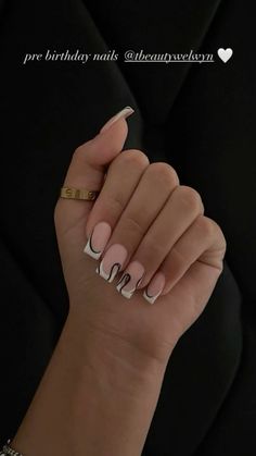 Minimalistic Square Nails, Short Nail Set Square, Simple Birthday Nails Square, Short French Tip Acrylic Nails With Initial, French Tip Nails Short Square With Design, Classy Short Acrylic Nails, French Tip Nails With Design Square, Short Square Nails Design Ideas, Nagellack Trends