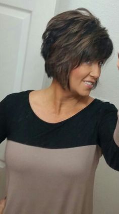 Short Layered Brunette Hairstyles, Brown Haircut, Short Layered Bob, Spiked Hair, Chin Length Hair, Brown Hair With Blonde Highlights