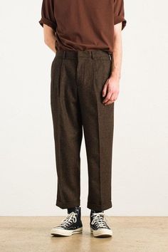 Trousers Men Outfit, Boys Photography Poses, Poses Classy, Men Fashion Trends, Trousers Outfit Men, Fashion Trends Fall, Japanese Mens Fashion, Boys Photography, Streetwear Outfit Ideas