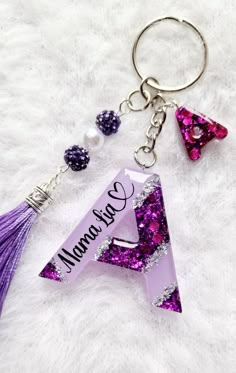 Purple Glitter Resin Keychain Diy Resin Keychain, Resin Crafts Tutorial, Initial Keychain, Diy Bracelets Tutorials, Resin Jewelry Diy, Resin Keychain, Indian Jewellery Design Earrings, Resin Design, Epoxy Resin Crafts