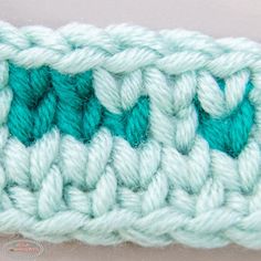 the crochet pattern is made up of two rows of green and white yarn