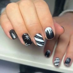 Chic Holiday Nails: 24+ Simple Black Christmas Nail Ideas Christmas Nail Ideas, Holiday Nail Designs, Holiday Nail, Chic Holiday, Festive Look, Black Christmas, Christmas Nail, Holiday Nails