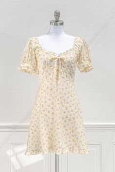 cottagecore dresses for spring - a mini yellow floral dress with a front bow, sweet heart neckline, and short sleeves. front view. amantine. Picnic At The Beach, Simple Party Dress, Ethereal Dress, Casual Sundress, Picnic Dress, French Girl Style, Straw Sun Hat, Perfect Little Black Dress, Dress Aesthetic